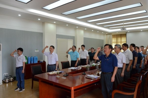 召开纪念建党98周年大会，集体重温入党誓词.jpg