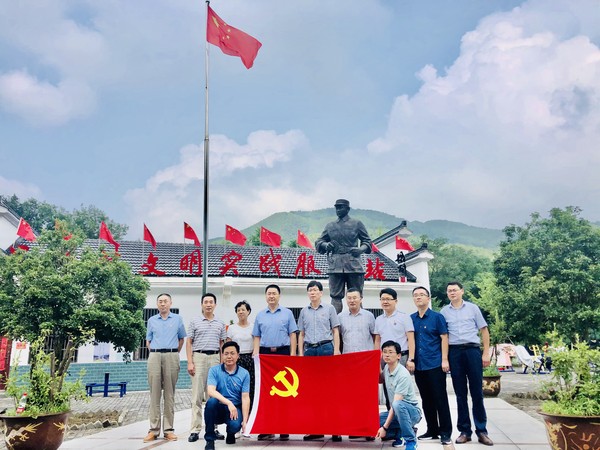 瞻仰革命烈士、缅怀英雄事迹.jpg