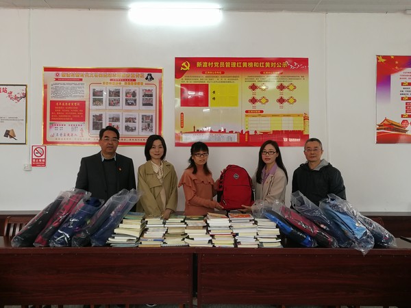 捐书现场.jpg