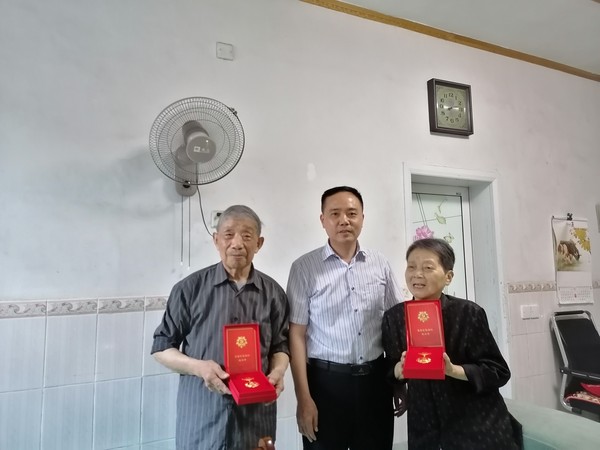 20210630陈自水上门为委机关离退休党员颁发“光荣在党50年”纪念章09.jpg