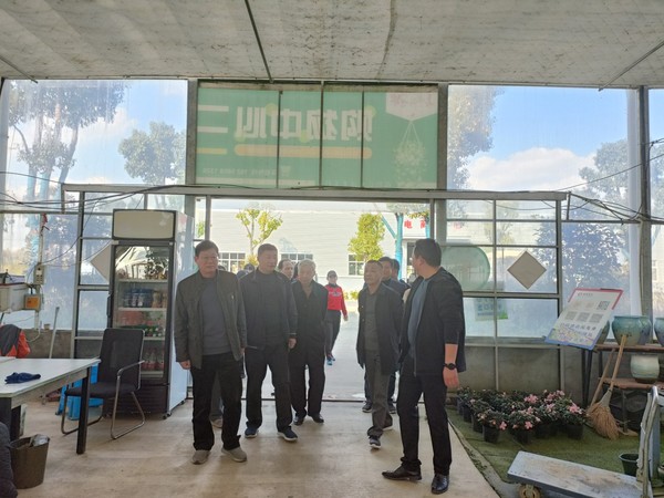 市委老干局参观美迪花世界产业扶贫基地.png