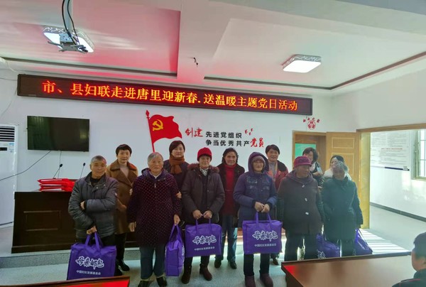 为困境母亲发放母亲邮包.jpg