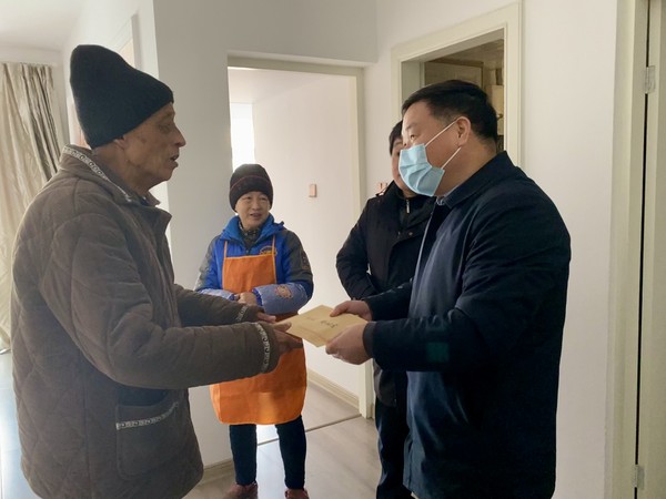 吴书记走访慰问社区困难党员.jpg