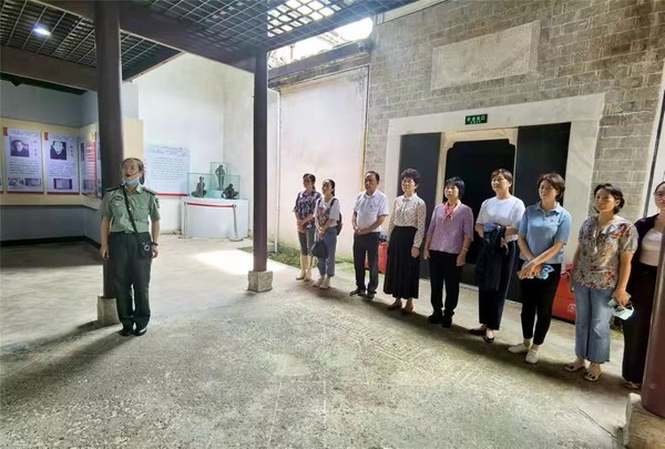 组织支部党员参观新四军女兵部_200285145.jpg