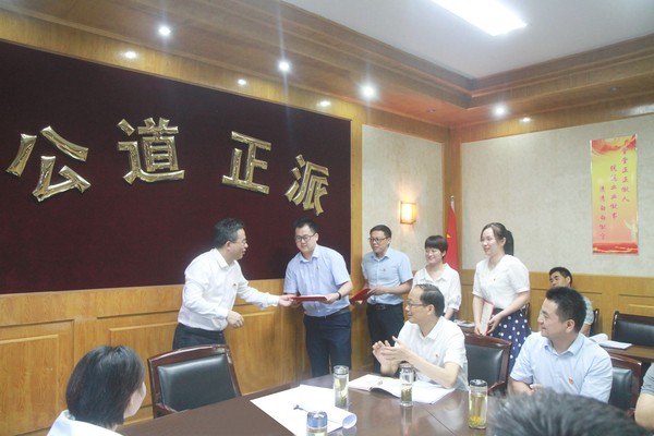 市委常委、组织部长朱立军为部机关优秀共产党员颁发奖状.jpg