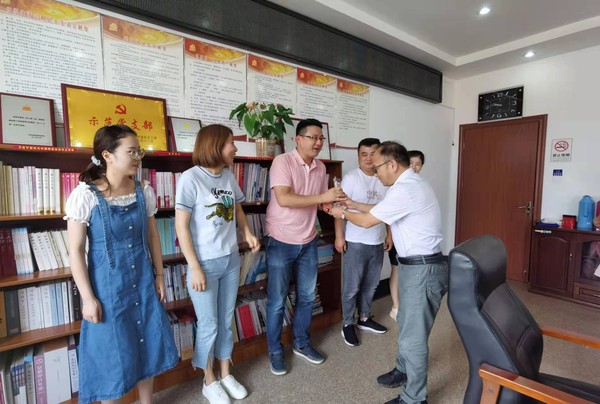 2021年8月2日，市文明办机关支部为7月“学习之星”颁奖.png