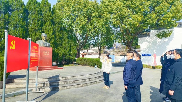 市乡村振兴局2.王稼祥铜像前入党宣誓.jpg