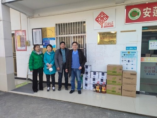 市税务局机关党委到包保村开展困难群众走访慰问.jpg