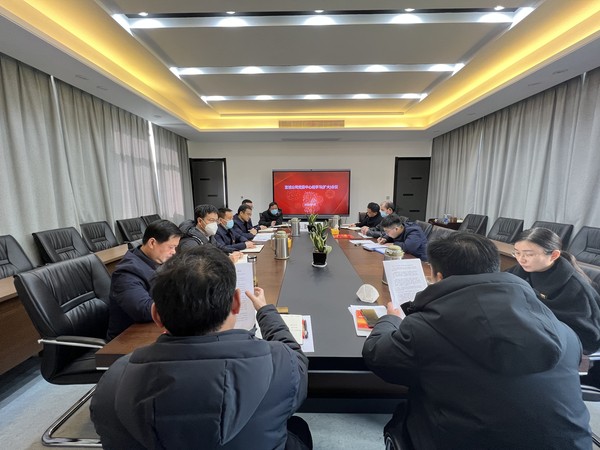 中石化宣城分公司召开党委理论学习中心组（扩大）会议集中学习习近平主席新年贺词和党章.jpg