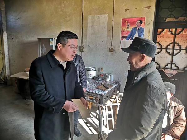市水利局胡德平走访慰问.png