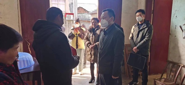 市委常委、政法委书记、市公安局党委书记、局长王会杰同志走访慰问.jpg