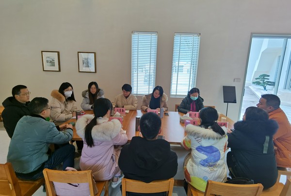 召开座谈会.jpg