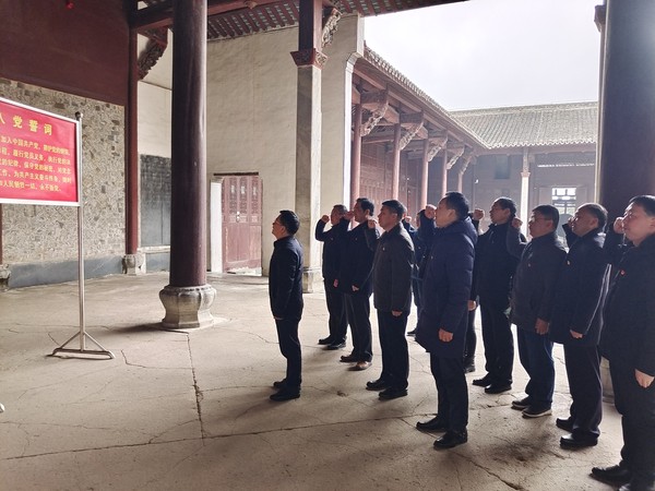 2023年2月10日上午，市中级人民法院赴泾县云岭新四军军部旧址开展“学习二十大 奋进新征程”主题党日活动，集体重温入党誓词。.jpg