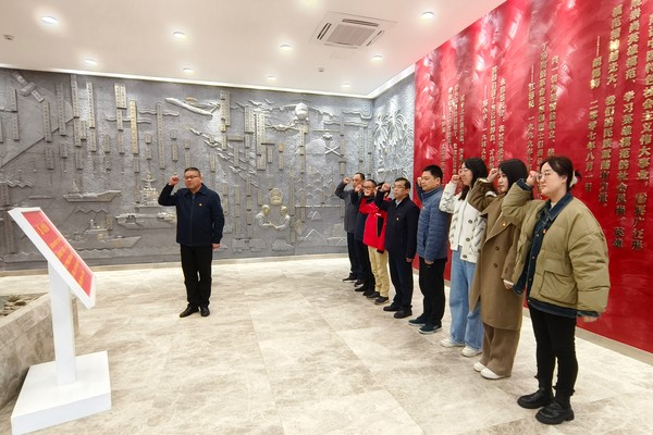 市烟草专卖局人力资源科党支部、广德市局党支部联合开展“不忘初心 缅怀英烈 勇毅前行”主题党日活动1.jpg
