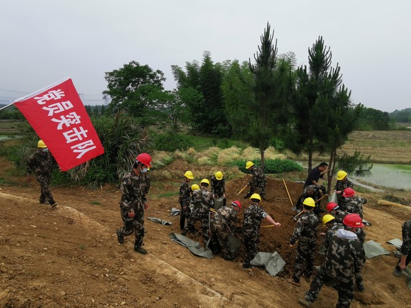 防汛演练中的党员突击队.jpg