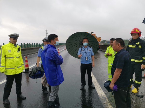 应急处置危险化学品运输车辆泄漏.jpg